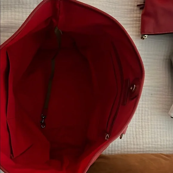 Elegant Red Leather Tote Bag - Picture 7 of 10